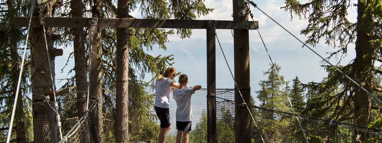 Aux Bäumelhäuser, on se faufile entre les maisons dans les arbres, © Tirol Werbung/Frank Bauer