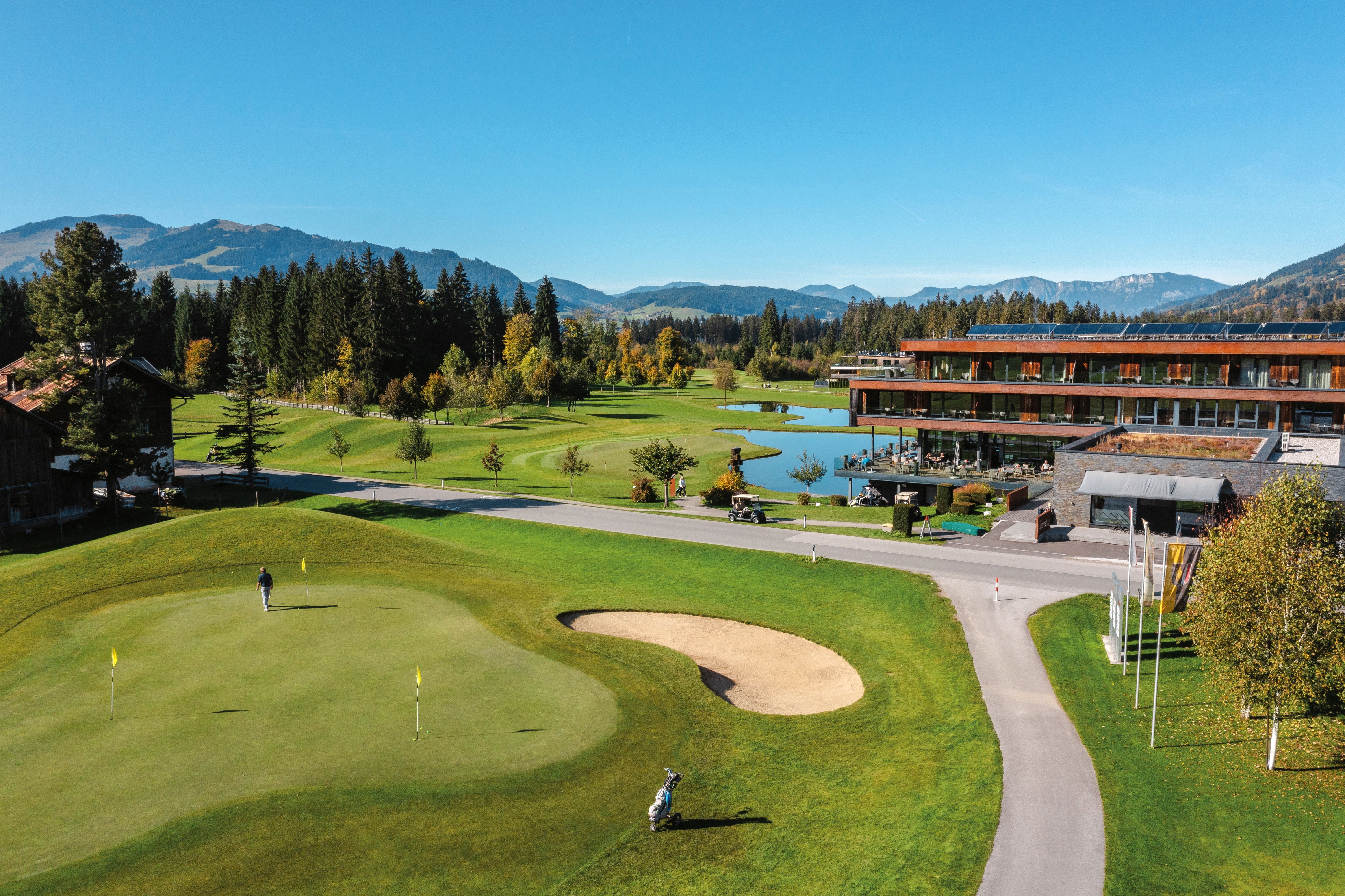 Golfplatz, direkt am Hotel gelegen, sanfte Berg eim Hintergrund