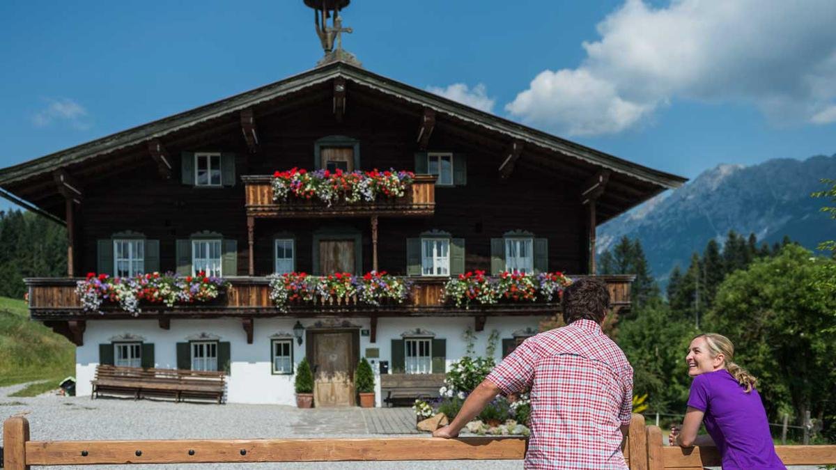 Bien connue à la télé autrichienne, la série Der Bergdoktor a rendu célèbre la commune d'Ellmau. Nombreux sont ceux qui s'y rendent pour voir en vrai le décor de leur série préférée., © TVB Wilder Kaiser/Peter von Felbert