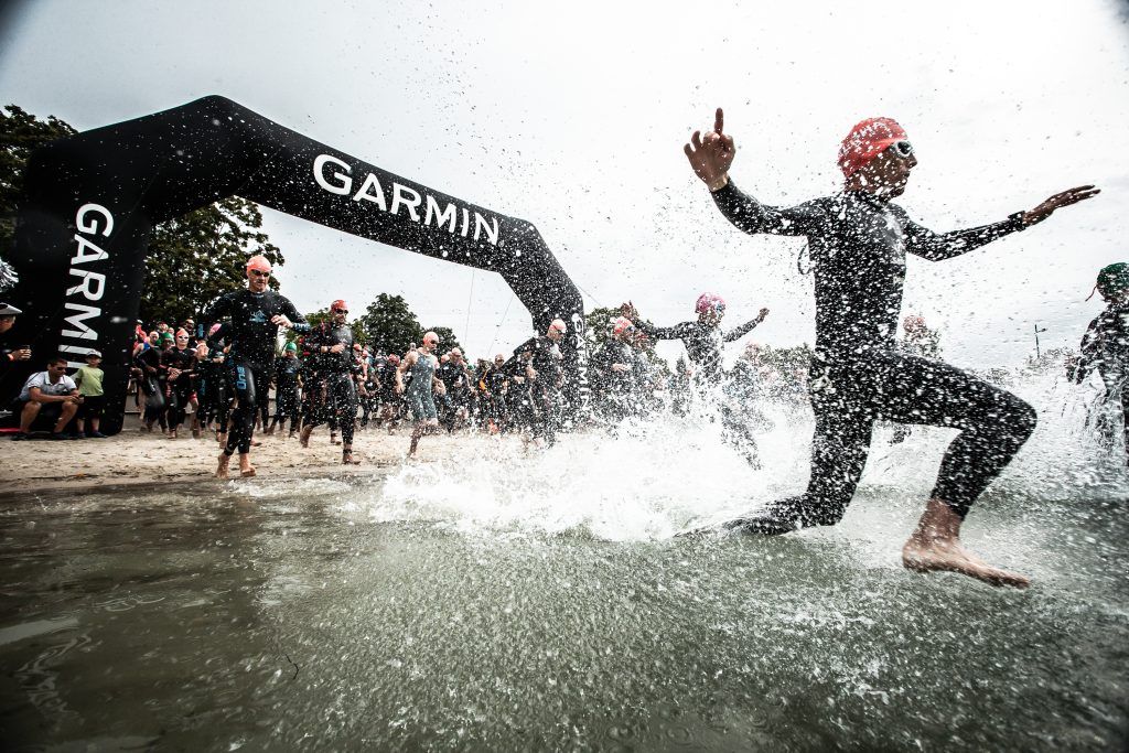 Triathleten springen ins Wasser