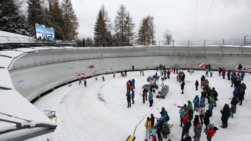 Les spectateurs encouragent les lugeurs sur la piste olympique Innsbruck-Igls, © Kristen Images