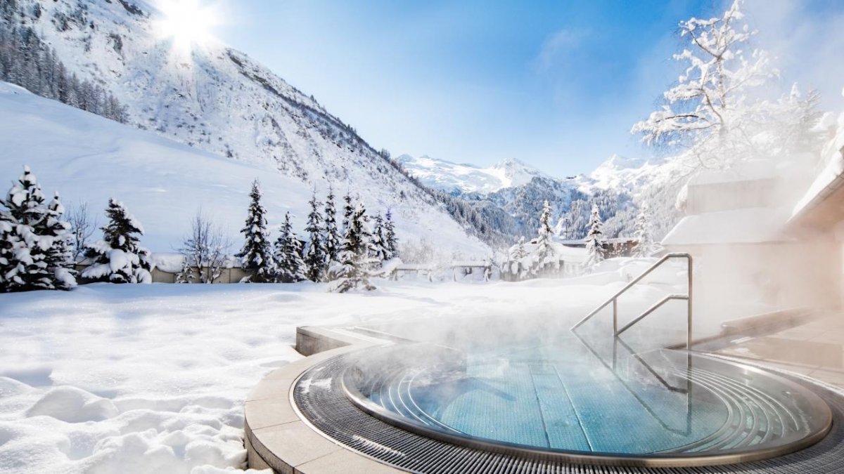 Bain à remous sous la neige avec vue sur glacier, © Hotel Alpenhof