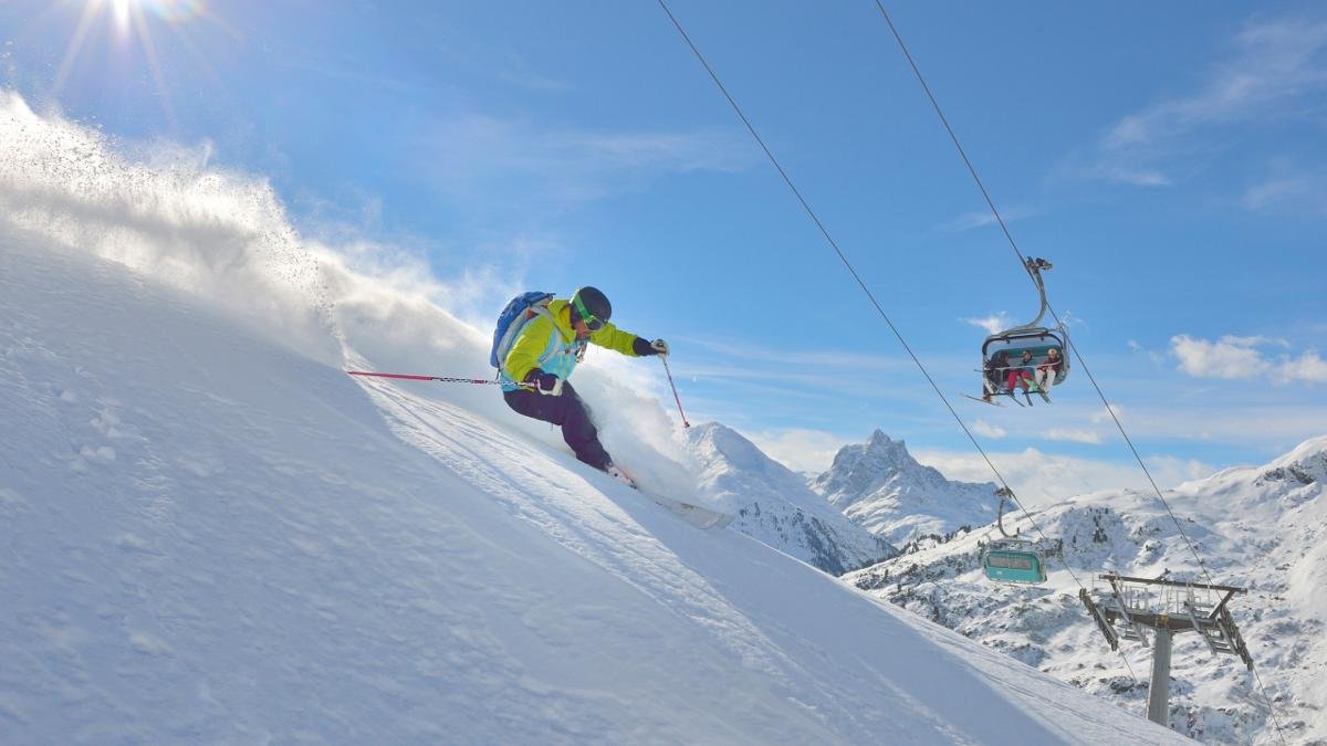 Avec au total plus de 300 kilomètres de pistes et presque 100 remontées mécaniques, les domaines skiables de l’Arlberg forment, ensemble, l’une des plus grandes régions de sports d’hiver d’Autriche. Des snowparks, des parcours de course, des espaces carving – ici, toutes les envies sont prises en compte., © Tirol Werbung