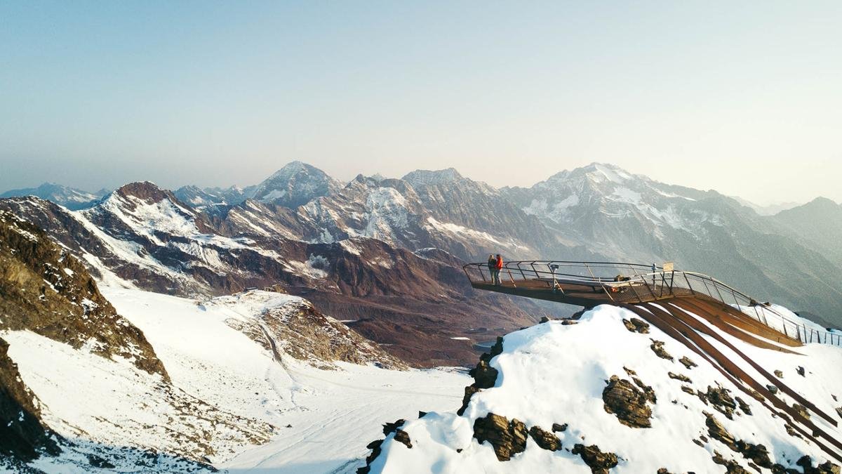 De tout là-haut, on admire plus de 100 sommets de plus de 3 000 mètres. À 3 210 mètres d’altitude, sur le glacier de Stubai,  la plate-forme « Top of the Tyrol » offre une vue panoramique fascinante sur les Alpes de Stubai et les Dolomites., © TVB Stubai Tirol/Andre Schönherr