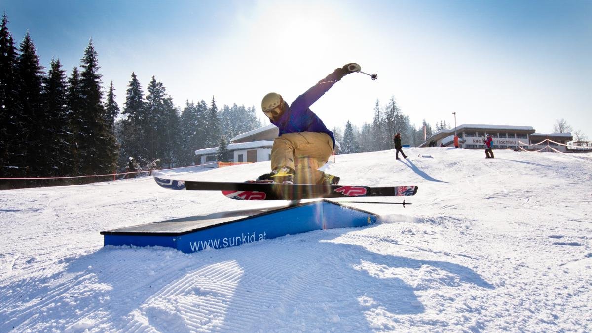 Ils ne sont pas réservés aux pros du freestyle : les snowparks des Alpes de Kitzbühel sont accessibles à tous et permettent, même aux familles, de se lancer de nouveaux défis à hauteur de ses envies., © Kitzbüheler Alpen- St. Johann in Tirol