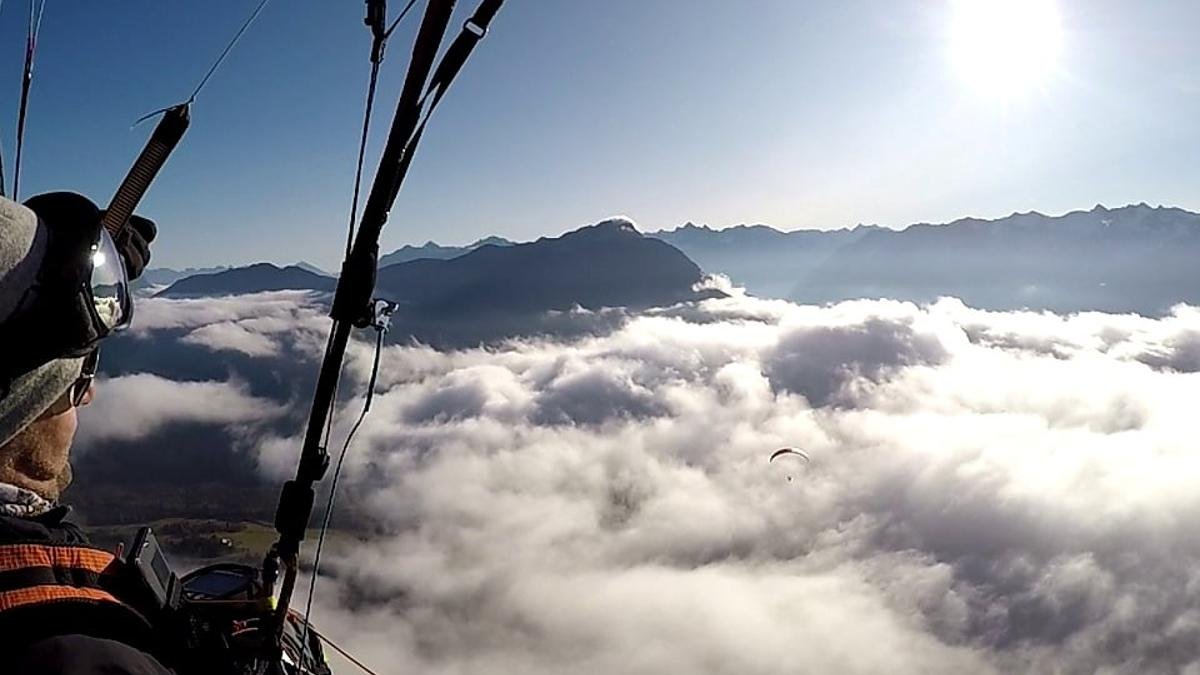 Que rêver de mieux pour clore sa randonnée vers un sommet qu'un décollage plutôt qu'une descente à pied ? Retrouver les offres de parapente en tandem d'Andy Stimpfl autour d'Imst. Une bonne condition physique est requise pour les vols plus longs., © Andy Stimpfl