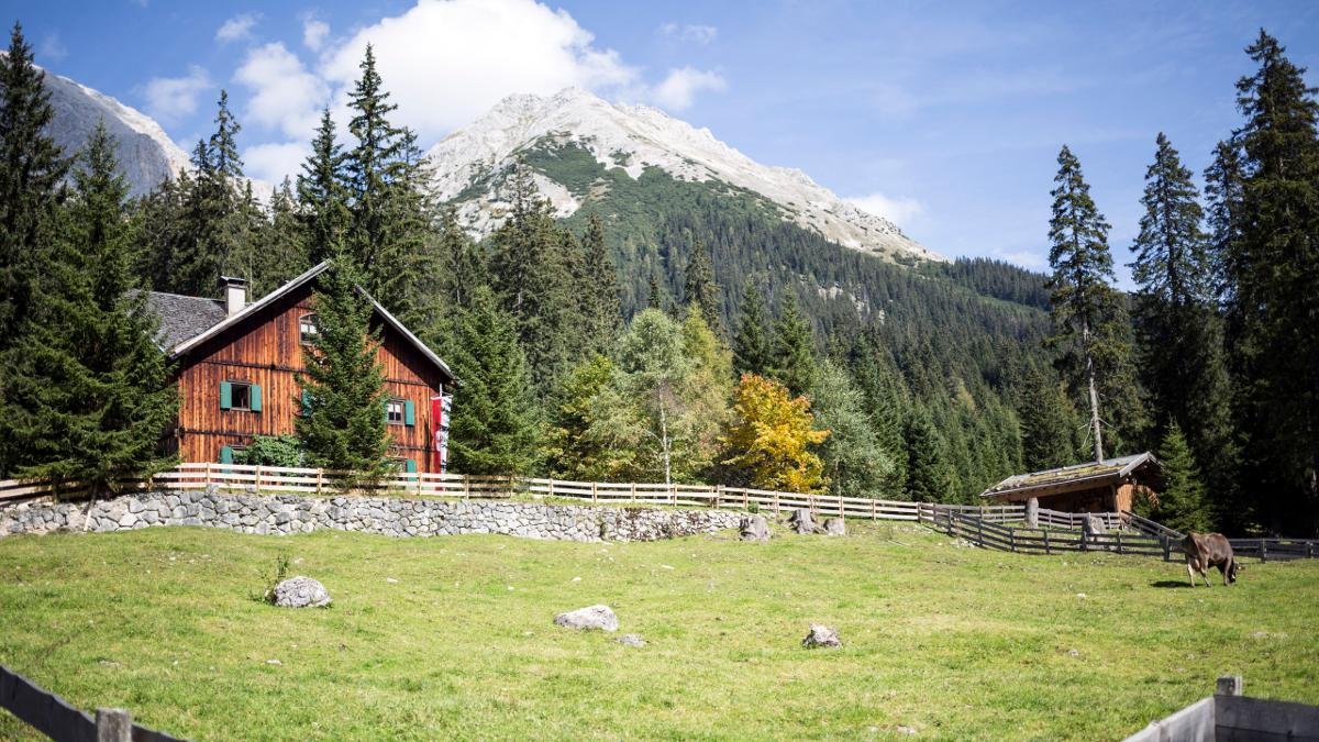 Reliant Leutasch et Ehrwald dans la région de la Zugspitze, la vallée de Gaistal est un lieu idéal pour pratiquer la randonnée ou le VTT. Avec une recommandation particulière pour le chemin de Ganghofer, aménagé en hommage à l’écrivain allemand Ludwig Ganghofer. En effet, celui-ci résida presque 20 ans de sa vie principalement dans son pavillon de chasse « Hubertus » de Leutasch, dans la vallée de Gaistal., © Tirol Werbung/Dominik Gigler