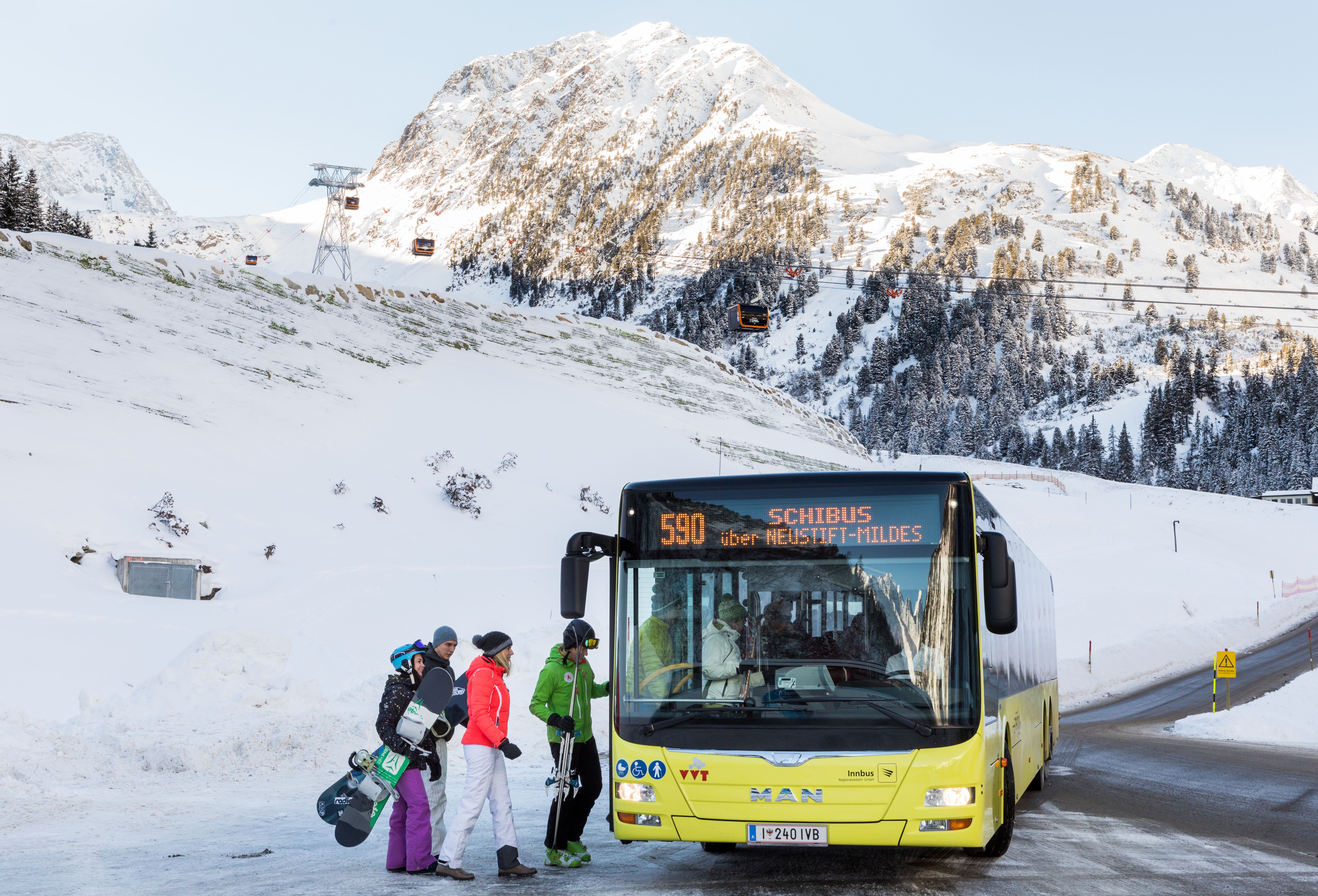 Skifahrer steigen in Bus im verschneiten Stubaital ein