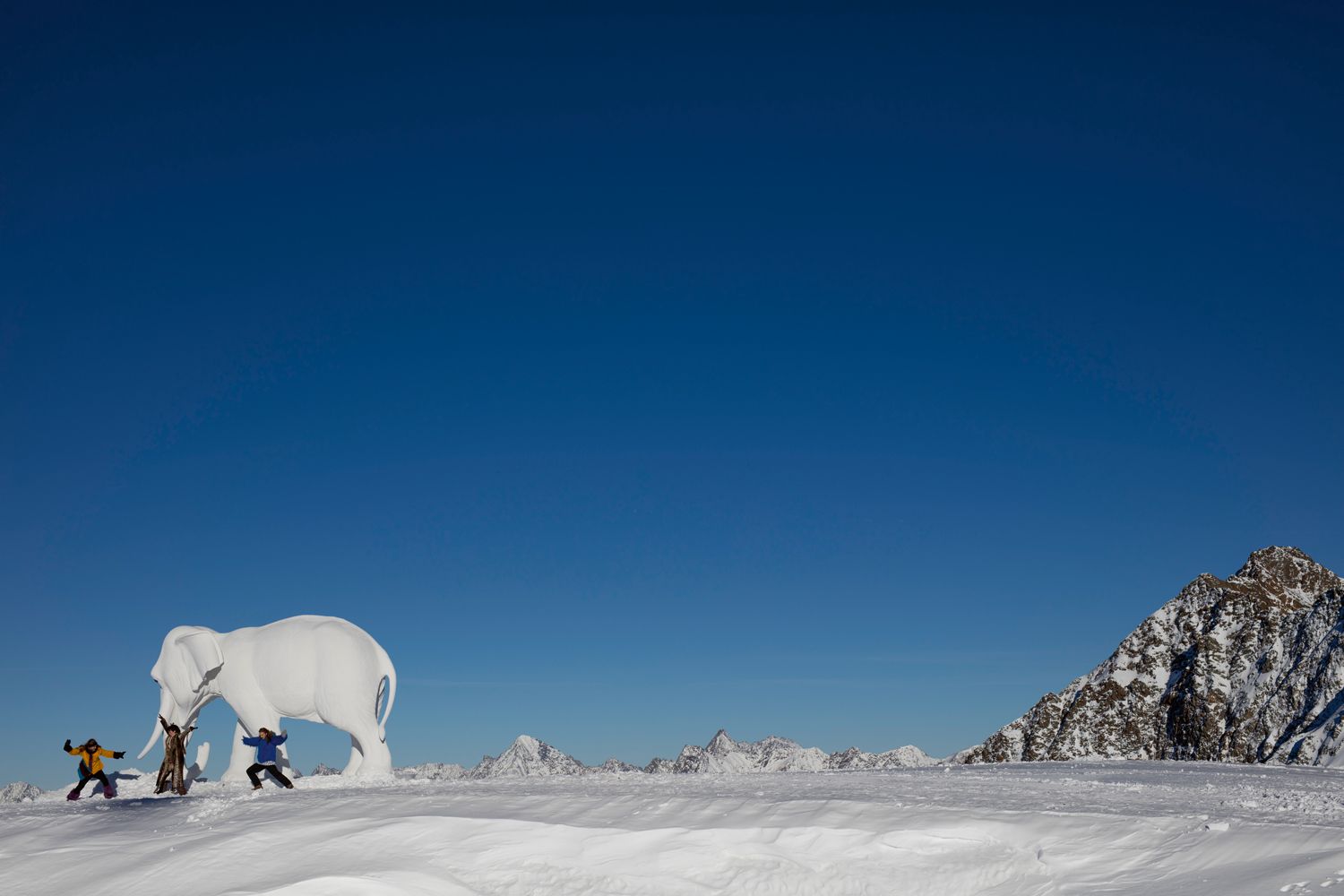 Elefantenskulptur aus Schnee auf Skipiste