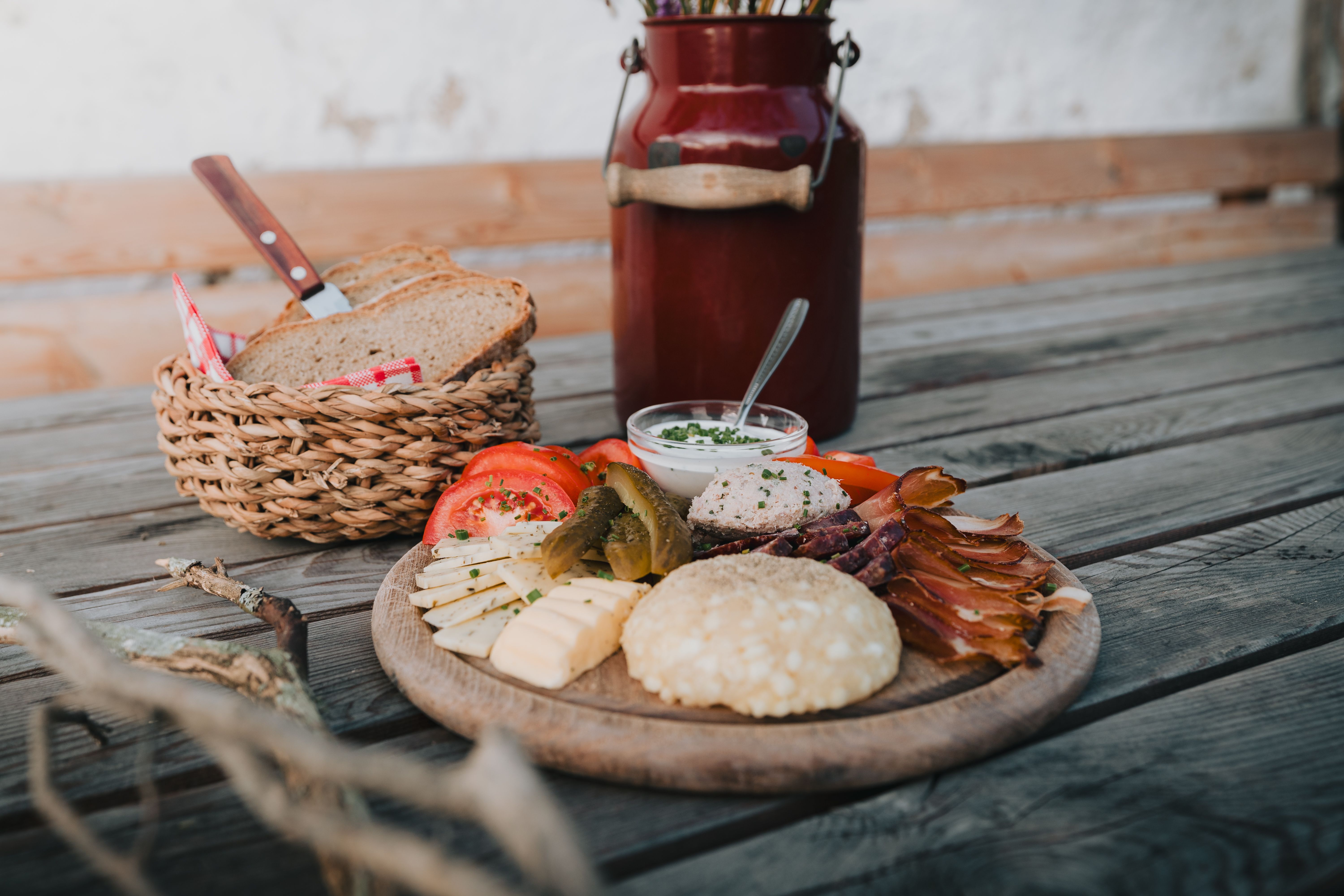 Brettljause mit Brot Käse und Wurst, Naviser Almenrunde