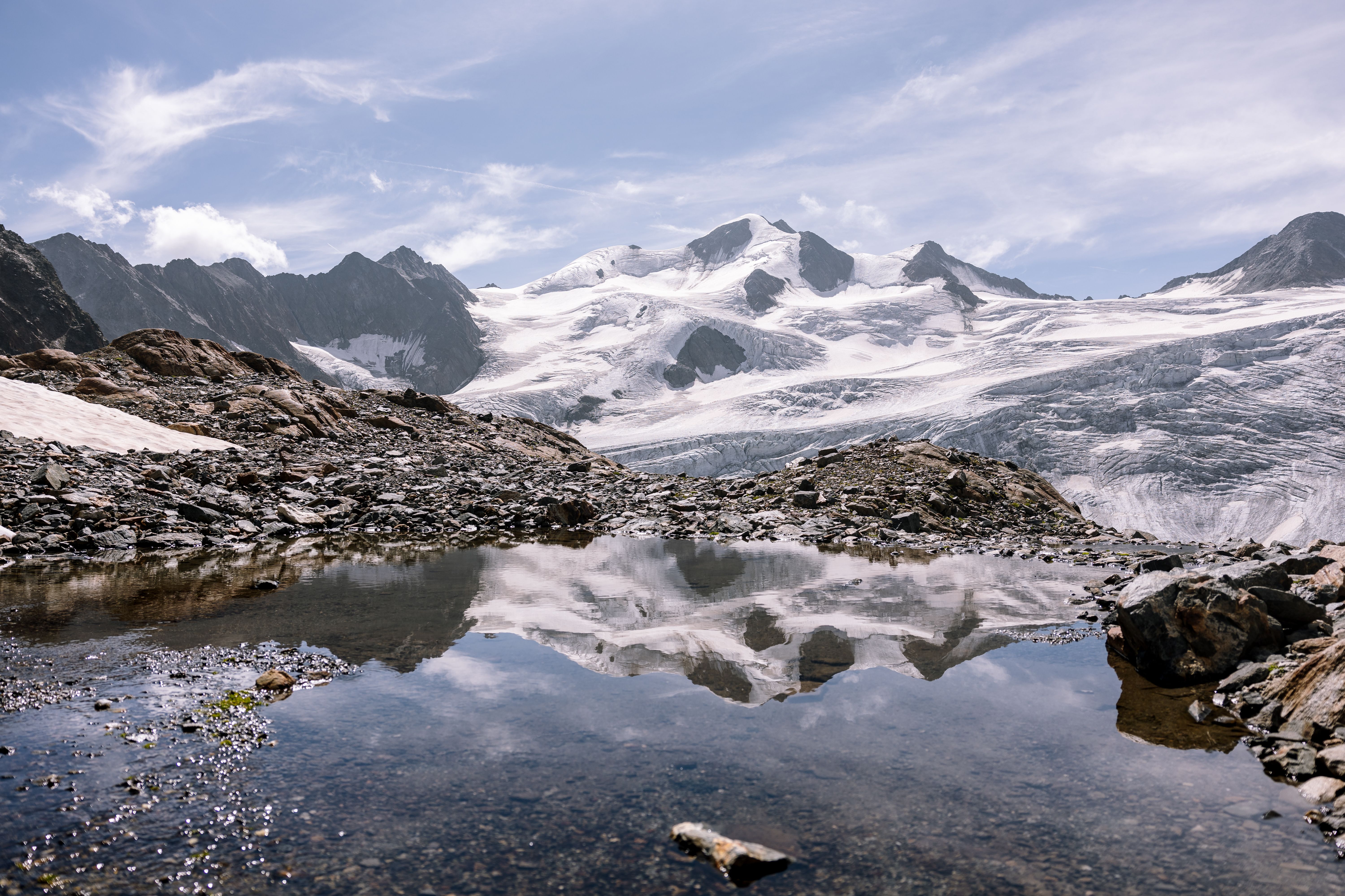 Wildspitze mit Gletschern spiegelt sich im Bergsee
