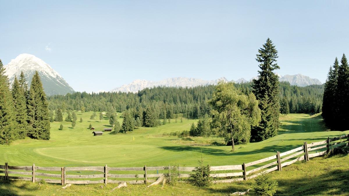 Le terrain de golf de Seefeld-Wildmoos se niche entre de douces collines et des forêts de feuillus clairsemées. Membre du club très fermés des principaux parcours de golf d’Europe, il est considéré comme l’un des plus joliment situé au monde., © Region Seefeld