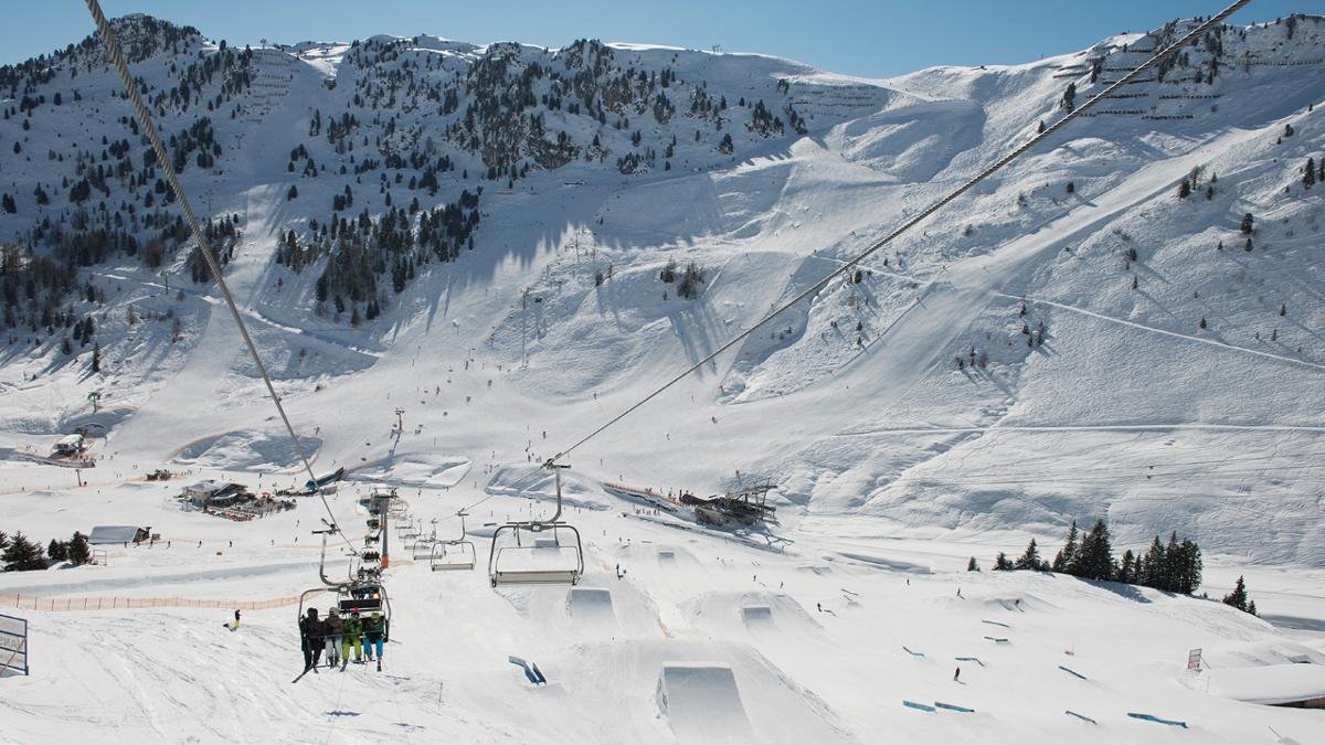 C’est le plus grand domaine skiable de la vallée, certes, mais il comporte également la piste la plus escarpée d’Autriche. Avec une déclivité de 78 pour cent, « Harakiri », dans l’arène de sports d’hiver Ski Zillertal 3000, est l’apanage des pros de la glisse. Les adeptes du freestyle, eux, se défoulent pleinement dans le Vans Penkens Park., © Mayrhofner Bergbahnen AG