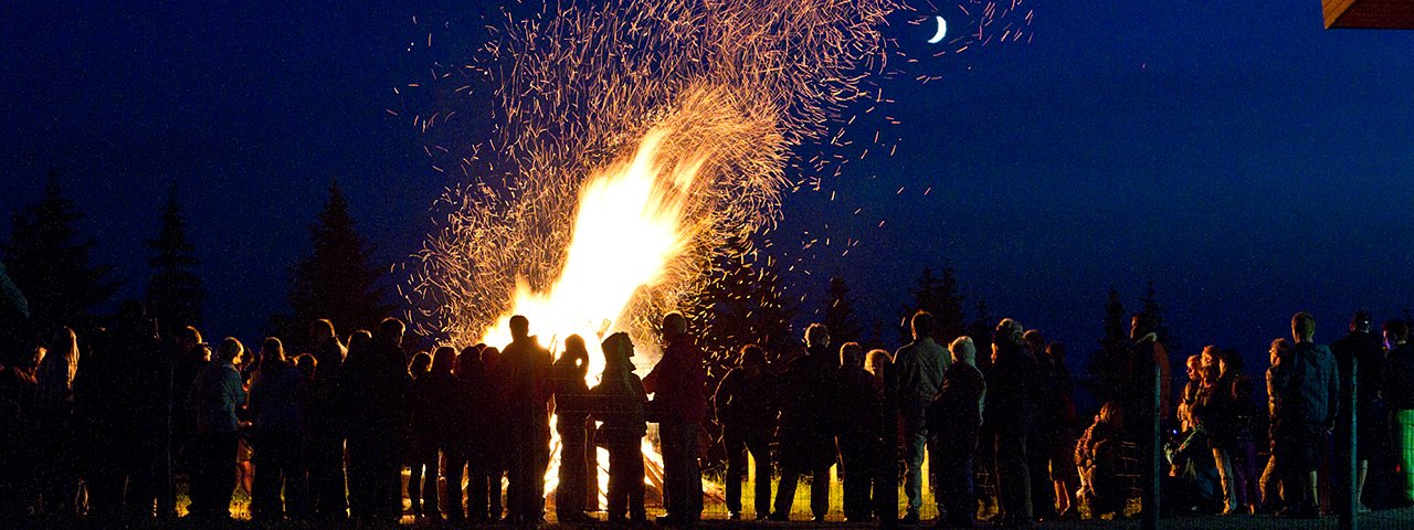 Pour célébrer le jour le plus court de l'année, de nombreux feux sont allumés dans les alpes de Kitzbühel, © Gerhard Groger