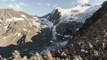 Le regard est incessamment attiré par le majestueux Sulzenauferner