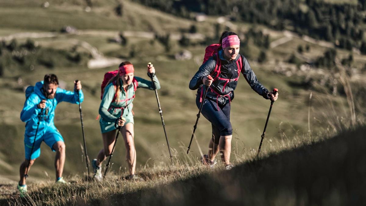 Il s'agit du premier parc de speed hiking d'Autriche. Cette nouvelle tendance consiste à marcher d'un (très) bon pas avec le moins d’équipement possible. Les randonneurs dynamiques décident eux-mêmes de leur tempo. Différents itinéraires permettent de tester cette nouvelle discipline idéale pour la condition physique et la santé en général., © ©Storyteller Labs Seceda, Salewa Faces