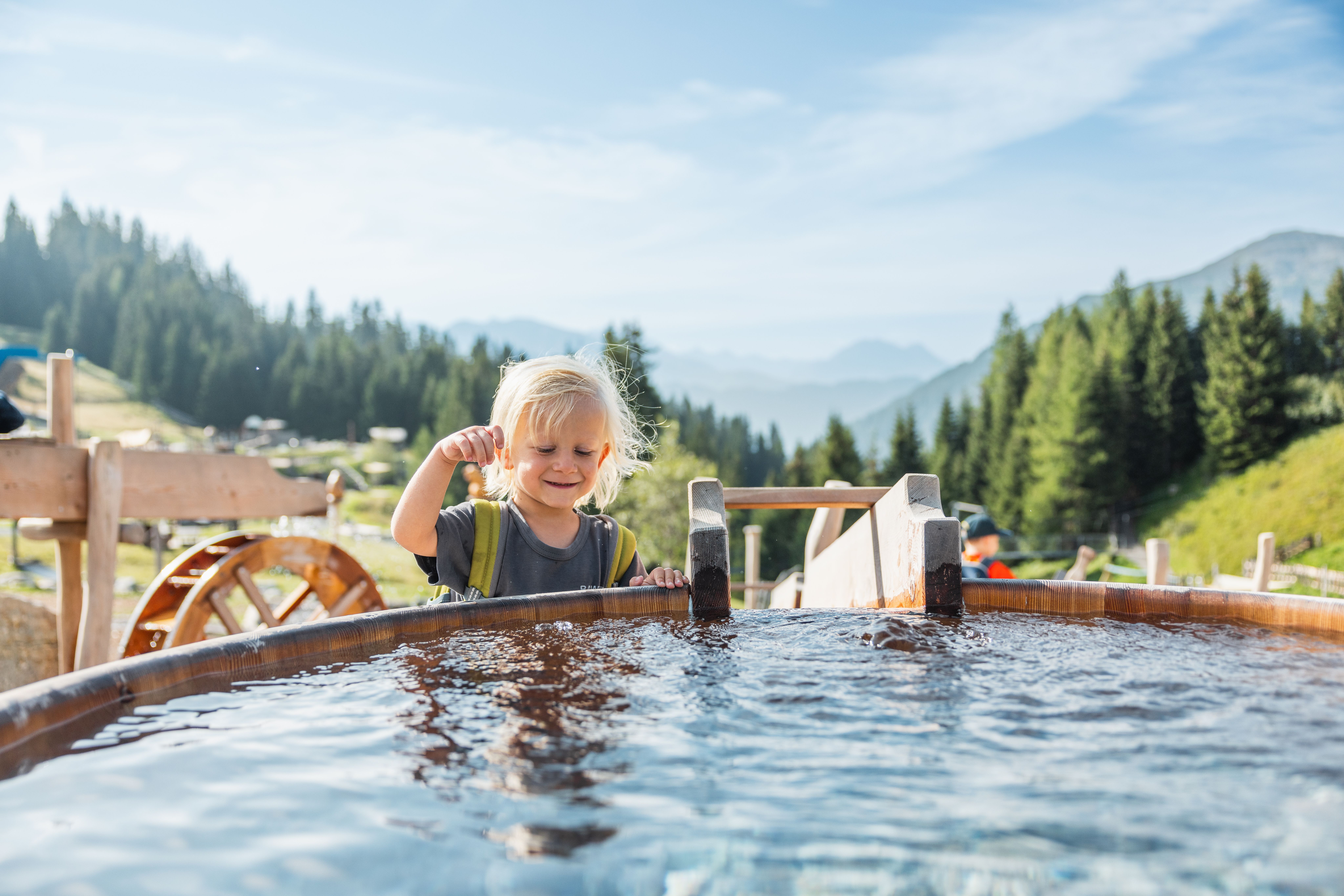 Murmliwasser in Serfaus, Kind spielt am Wasserspielplatz