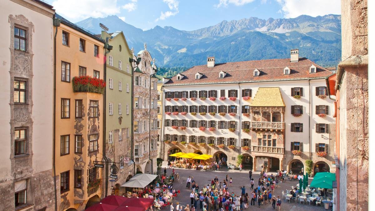 C’est le plus grand joyau culturel et architectural des Alpes orientales : la vieille ville d’Innsbruck. Son éclat et sa splendeur se perçoivent au mieux lorsqu’on admire l’imposant Palais impérial, le Petit Toit d’or et la Maria-Theresien-Straße, artère baroque par excellence., © Innsbruck Tourismus/Christof Lackner