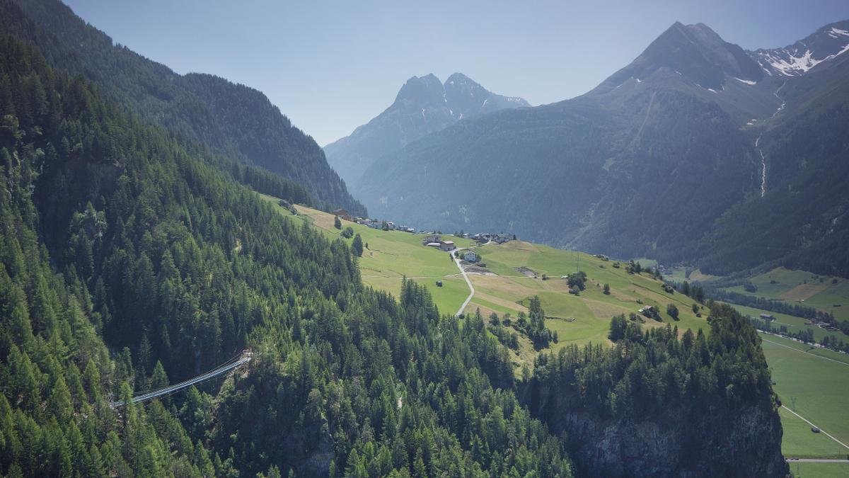 Un pont suspendu de 83 mètres de long relie Brand et Burgstein à 220 mètres au-dessus du plancher des vaches. Avec une particularité : on sait que nos compagnons à quatre pattes n’empruntent qu’à contrecœur ce genre d’ouvrage conçu par l’homme. Ici, les chiens disposent de leur propre passage., © Ötztal Tourismus/Lukas Ennemoser