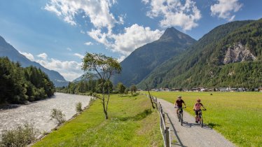 Piste cyclable de la vallée d'Ötztal le long de la rivière Ötztaler Ache, © Ötztal Tourismus/Lukas Ennemoser