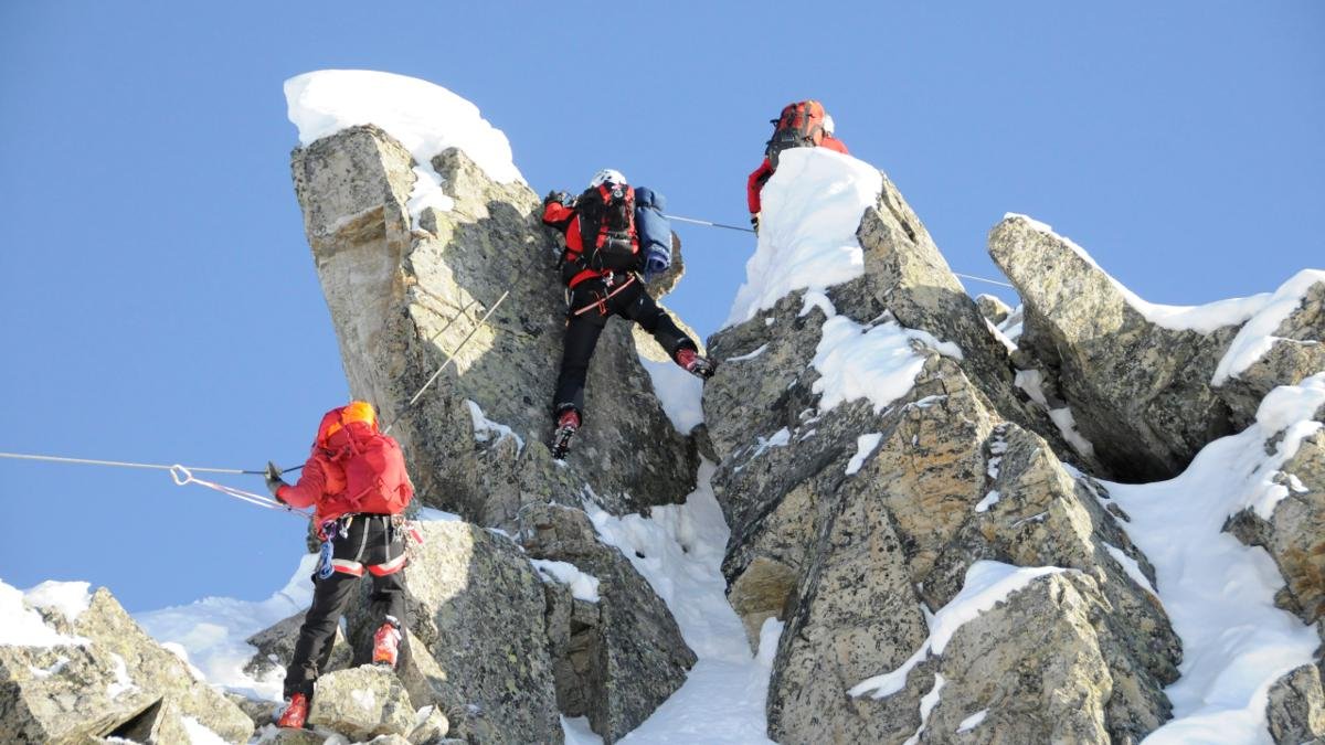 Les grimpeurs chevronnés ont la via ferrata de l’Arlberg et ses paysages somptueux chevillés au cœur. Il ne faut pas avoir le vertige – sur le parcours menant du col de Mattunjoch aux hauteurs du Weißschrofenspitze, on évolue principalement sur une crête à plus de 2 500 mètres d’altitude. L’hiver, les skieurs et les skieurs de randonnée se croisent sur la seule via ferrata hivernale du Tyrol, au niveau du Rendl., © St. Anton am Arlberg/Thomas Klimmer
