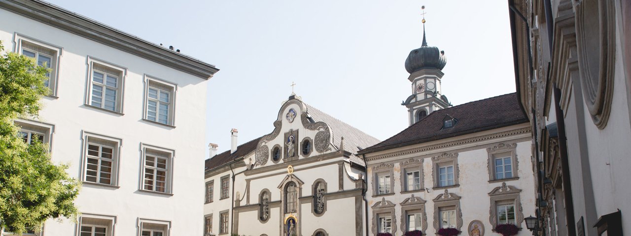 Place de l'église à Hall in Tirol, © Tirol Werbung/Bert Heinzlmeier