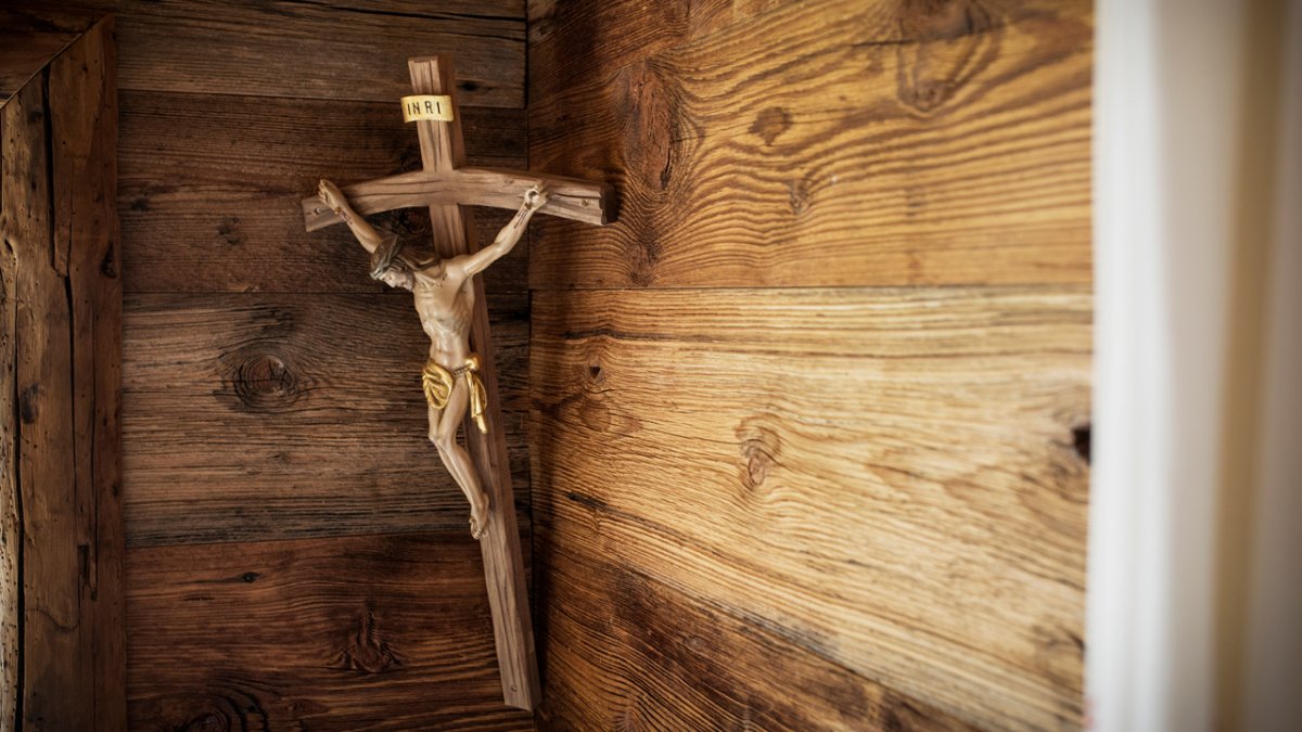 Crucifix au chalet Friedlach, © Tirol Werbung/Lisa Hörterer