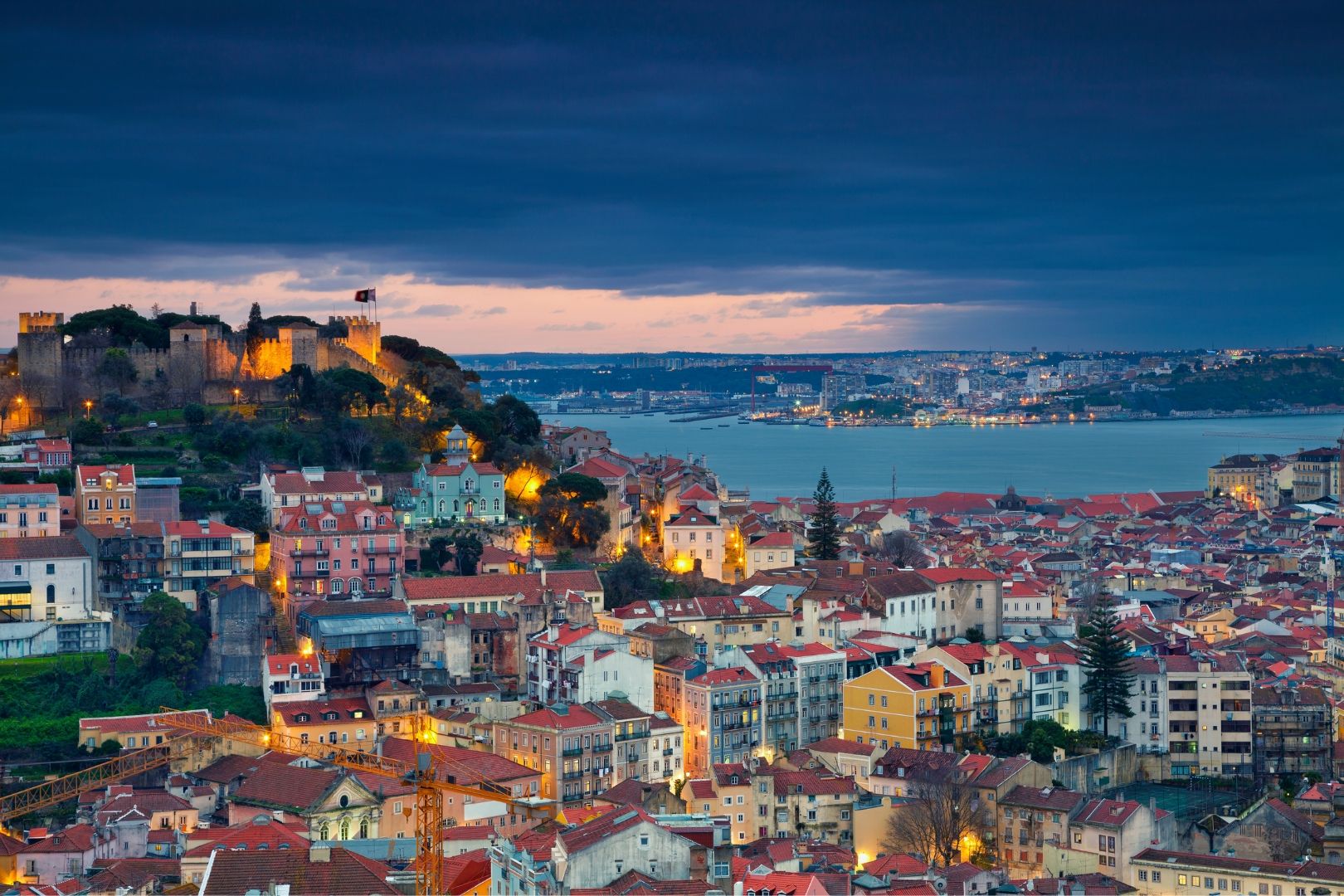 Lissabon aus der Vogelperspektive bei Abenddämmerung