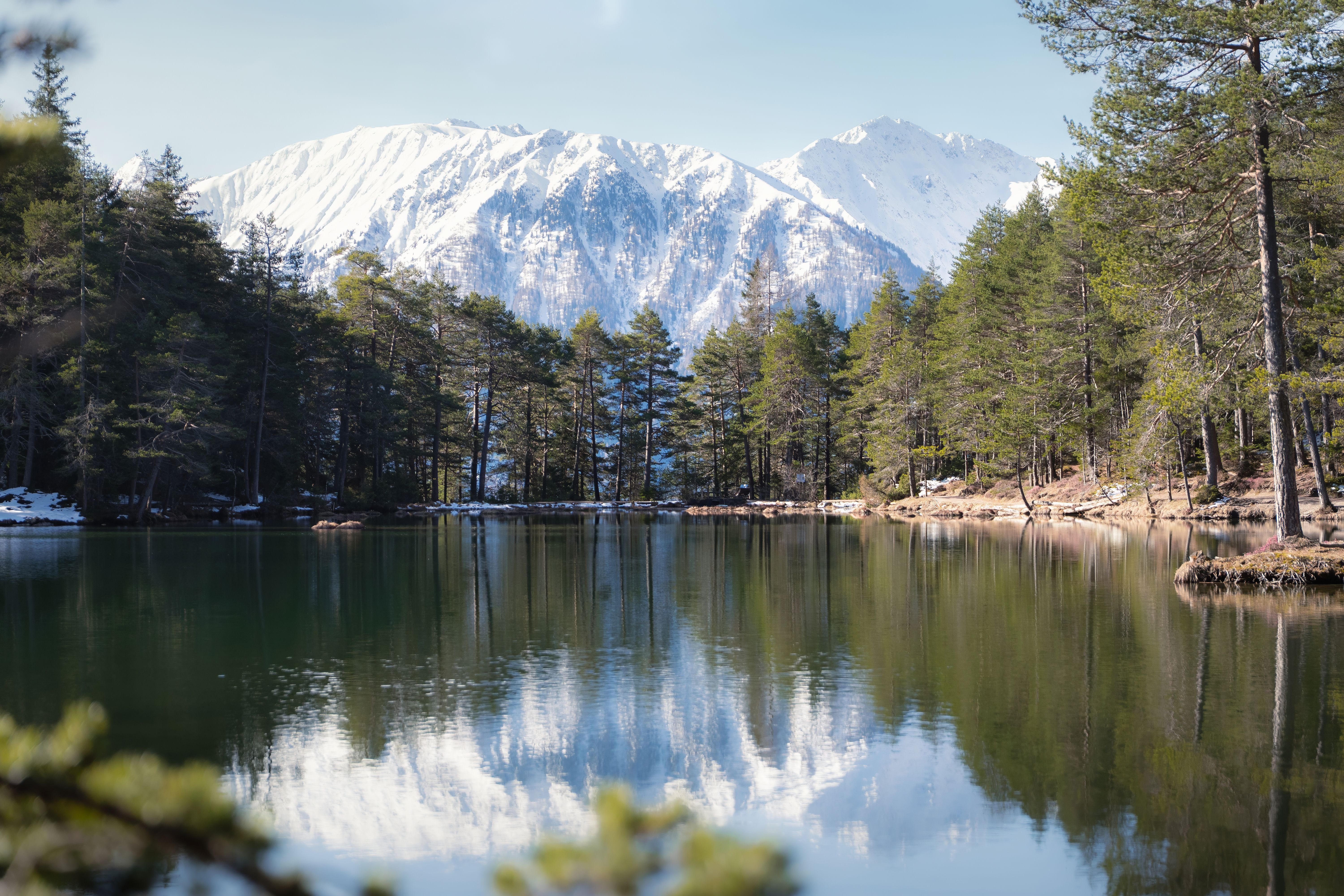 Möserer See in der Region Seefeld im Frühling, Schneeberge spiegeln sich im See