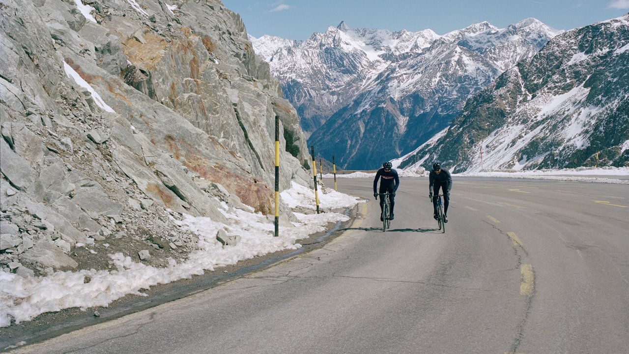À vélo de course sur la route du glacier de l‘Ötztal, © Tirol Werbung/Marshall George