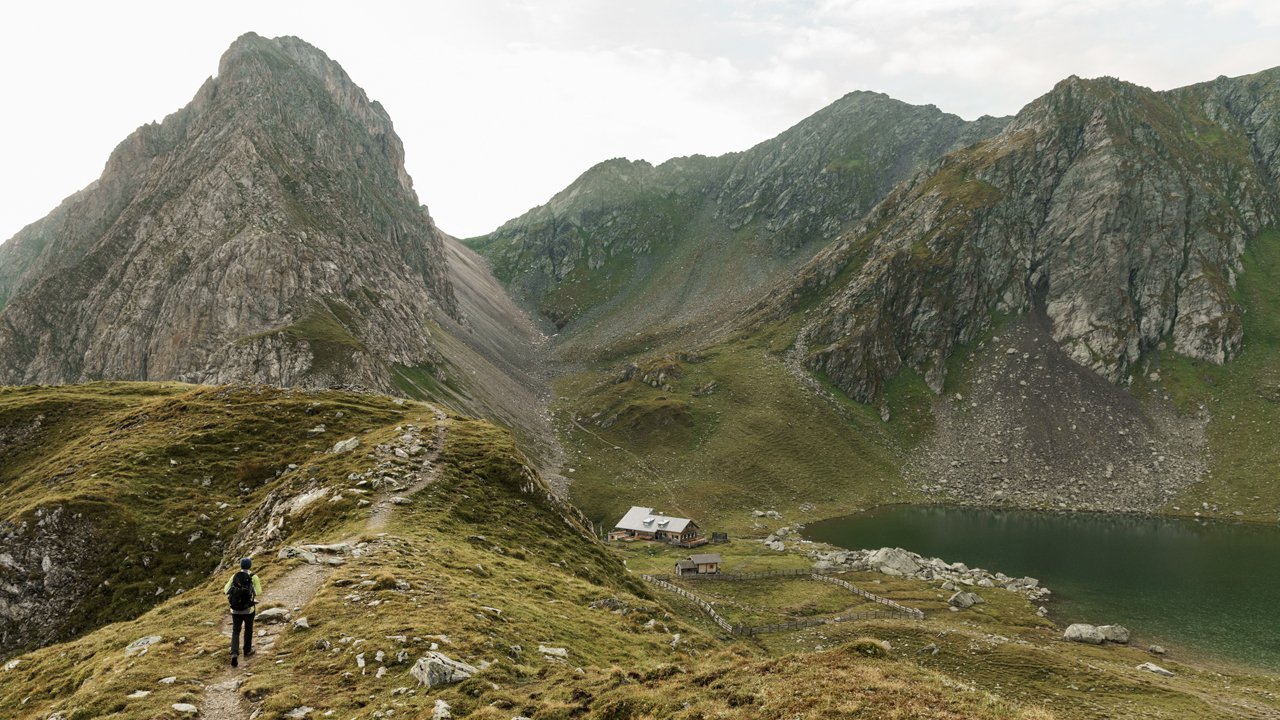 L'auberge Obstanserseehütte et le lac du même nom