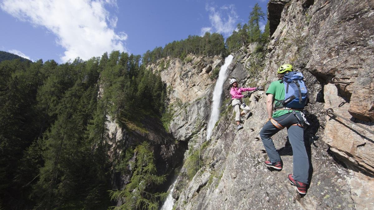 Des itinéraires de randonnée et de course que l’on peut emprunter aussi en hiver, de longs parcours de VTT ou de ski de fond, ou encore des voies d’escalade… À Längenfeld, celui qui veut avoir amplement mérité son moment de détente aux thermes n’a que l’embarras du choix (à l’image : la via ferrata « Lehner Wasserfall »)., © Ötztal Tourismus/Bernd Ritschel