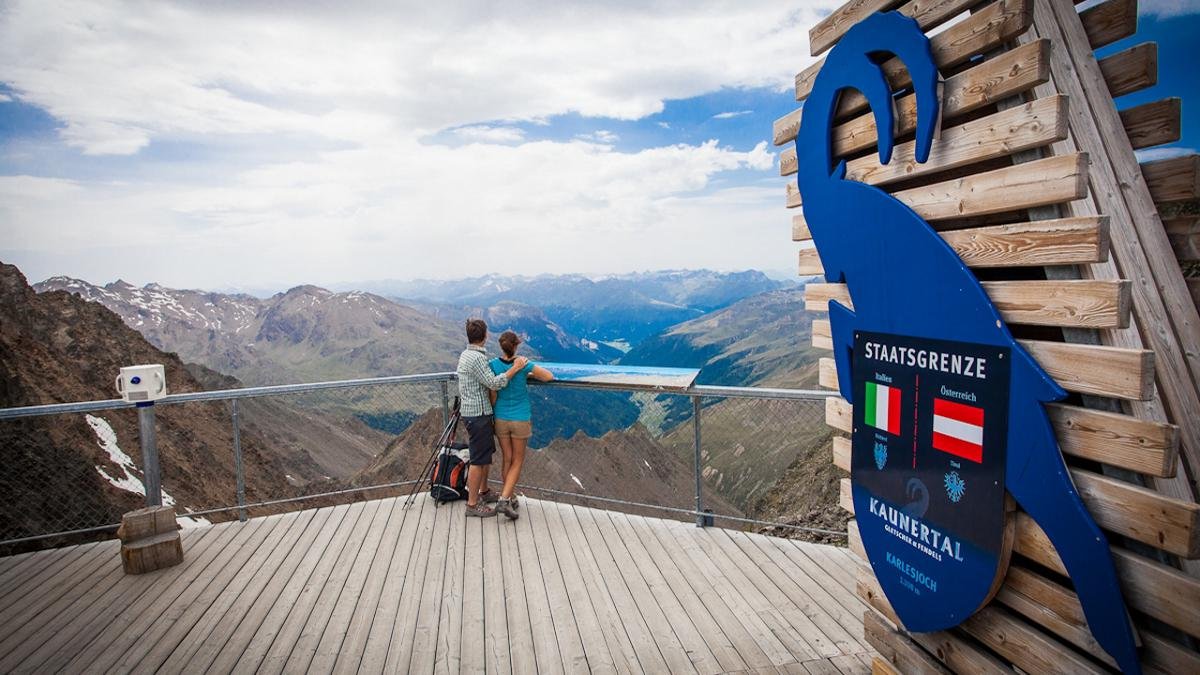 C'est un splendide panorama qui s'ouvre au visiteur depuis cette plate-forme se trouvant au niveau de la station supérieure des Karlesjochbahn. Elle porte bien son nom puisqu'on peut y admirer les sommets des trois pays (Autriche, Italie, Suisse) que forment cette région limitrophe si particulière., © Tiroler Oberland/Daniel Zangerl