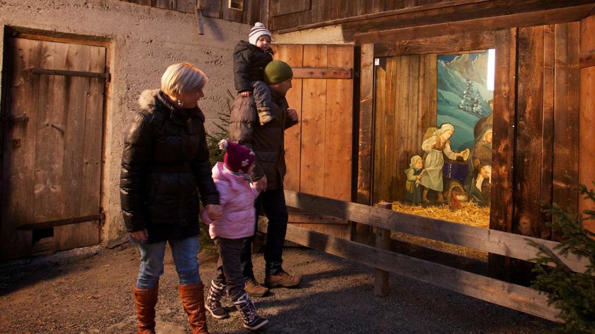 Les crèches appartiennent à une tradition ancestrale. De la fin novembre à début janvier, les artisants exposent leurs œuvres à différents endroits de la ville. Le chemin de Noël vous y mène !, © Martin Lugger