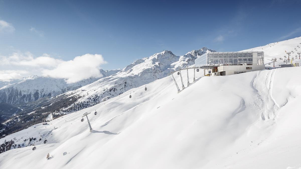 En hiver, les visiteurs sont conquis par six domaines skiables disposant de presque 90 remontées mécaniques et d’une situation en altitude qui, montant jusqu’à 3 250 mètres, est une garantie d’enneigement. Du téléski pour débutants à Kühtai aux deux domaines skiables de glacier à Sölden, tout un chacun y trouve amplement son compte., © Ötztal Tourismus