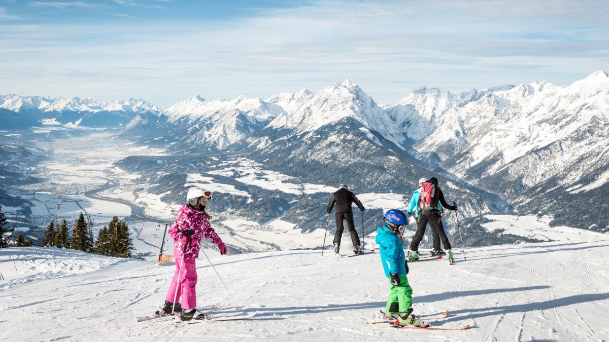 Bien loin des usines à ski, les petits domaines skiables de Kellerjoch, Kolsassberg et Stans offrent un cadre et une ambiance parfaits pour les débutants, les familles et les skieurs qui privilégient le plaisir. Les 1 900 mètres d’altitude de Kellerjoch lui permettent de jouir d’un enneigement garanti, magnifique vue panoramique comprise., © Silberregion Karwendel