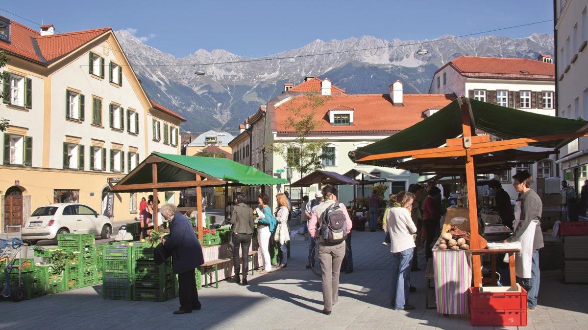 Les Innsbruckois adorent la petite place de Wiltener Platzl, à seulement quelques minutes à pied du centre ville bondé. Ses somptueuses maisons du XIXème siècle, son artisanat, sa gastronomie originale – et chaque samedi, un marché paysan très couru. Bref, un village au cœur de la ville., © Innsbruck Tourismus