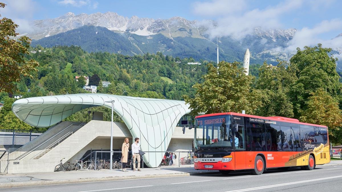 Le « Sightseer », tel est le nom du bus qui mène le visiteur à ce qu’il faut avoir vu à Innsbruck : aux musées par exemple, mais aussi au tremplin de Bergisel et au château d’Ambras. Audioguide compris. Le principe : le hop-on/hop-off, vous montez et descendez à volonté, muni d’un billet valable pour 24 heures., © Innsbruck Tourismus