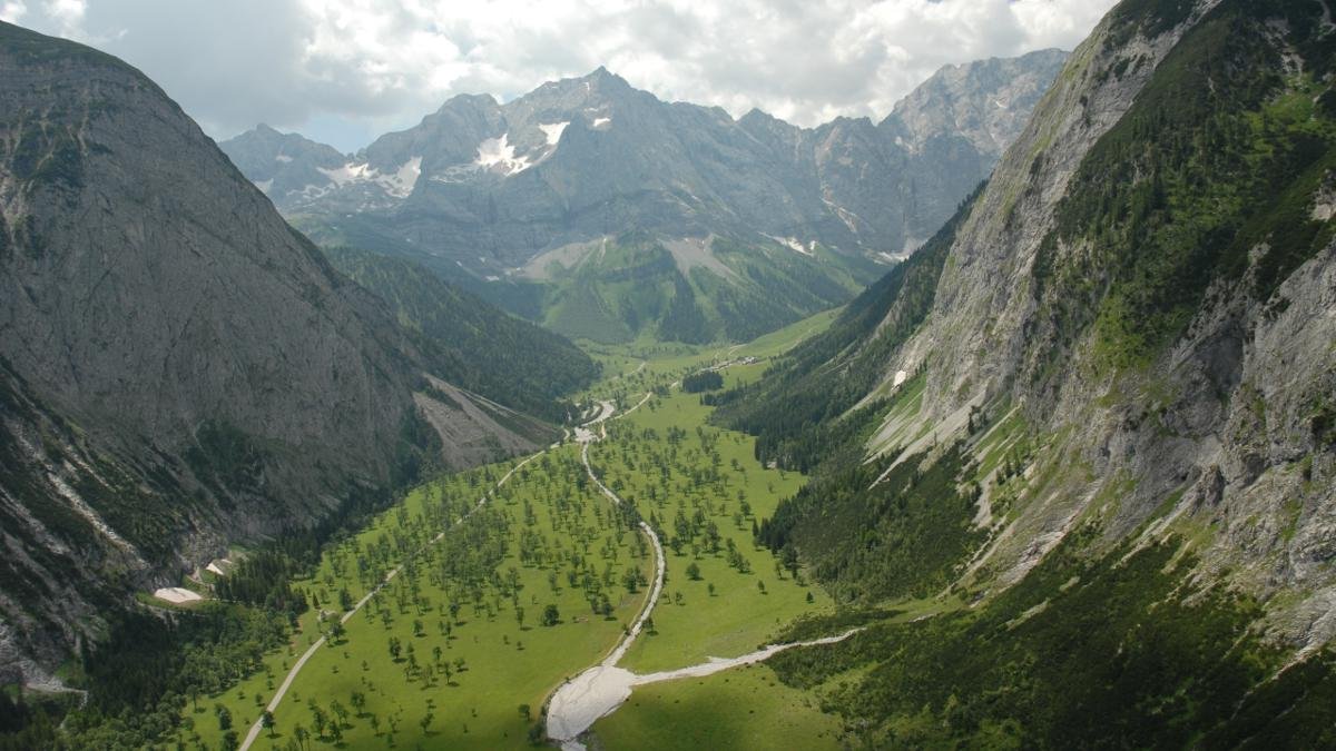 Au cœur du parc naturel du Karwendel, entourés de parois majestueuses, se dressent 2 000 érables parfois âgés de plus de 500 ans. Le grand Bois d’érables se situe dans l’Eng, sur un haut plateau à 1 200 mètres d’altitude. Et il est sensationnel en toutes saisons., © Alpenpark Karwendel/G.Haslwanter