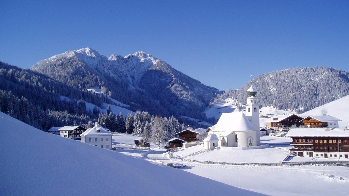 La manière la plus sympathique de rejoindre le plus haut village des Alpes de Kitzbühel est assurément le petit train de la Wildschönau – la meilleure des occasions de contempler le paysage de carte postale sereinement et en prenant tout son temps., © Wildschönau Tourismus
