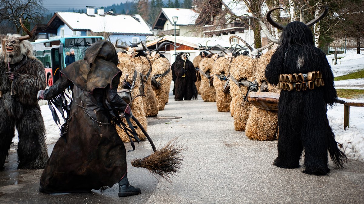 Mise en scène avec différents personnages lors d'une parade de Krampus dans l'Unterland tyrolien, © Lea Neuhauser