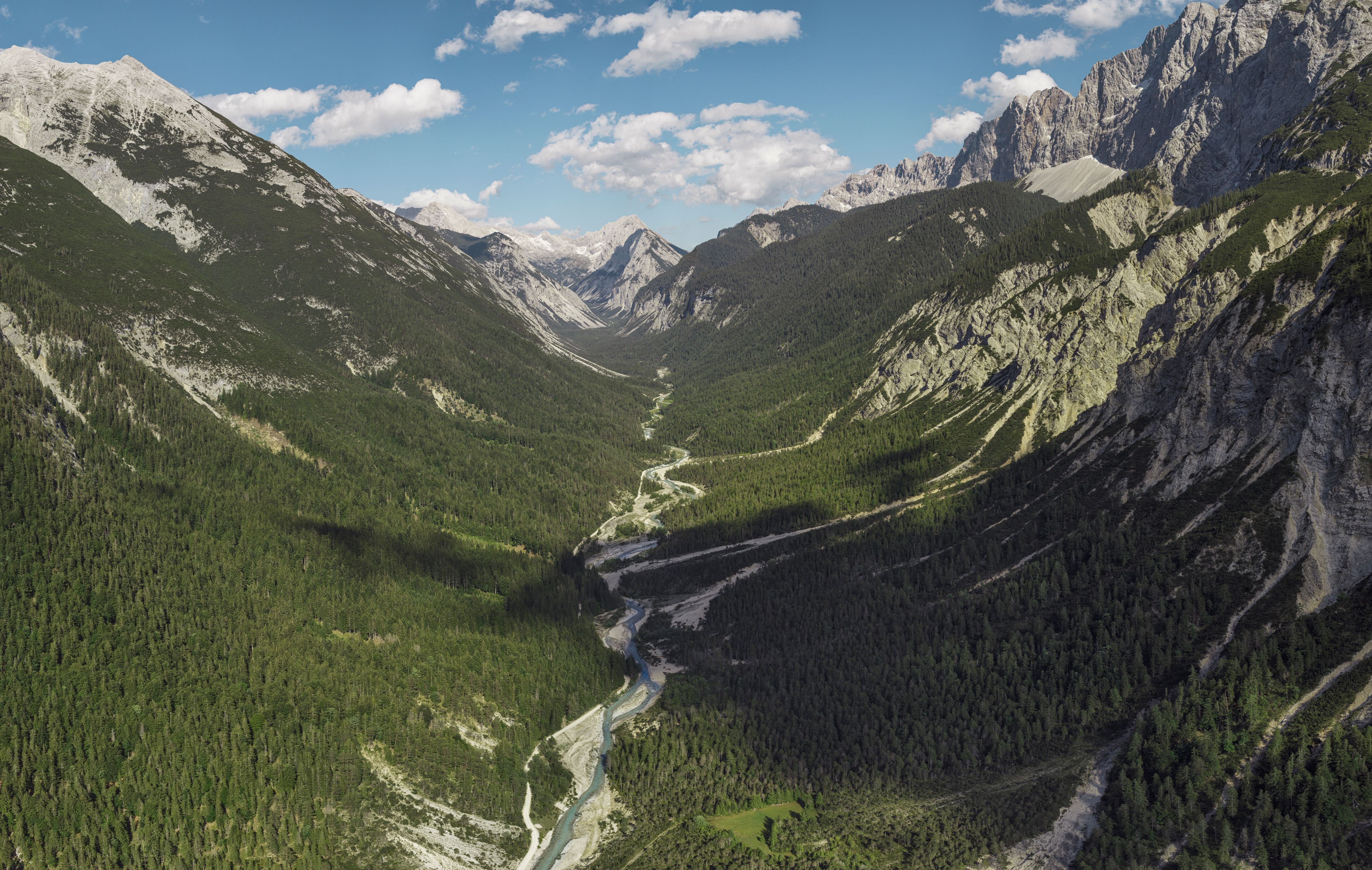 Hinterautal mit Isarursprung, Gebirgsbach im Tal, eingerahmt vom Gebirge