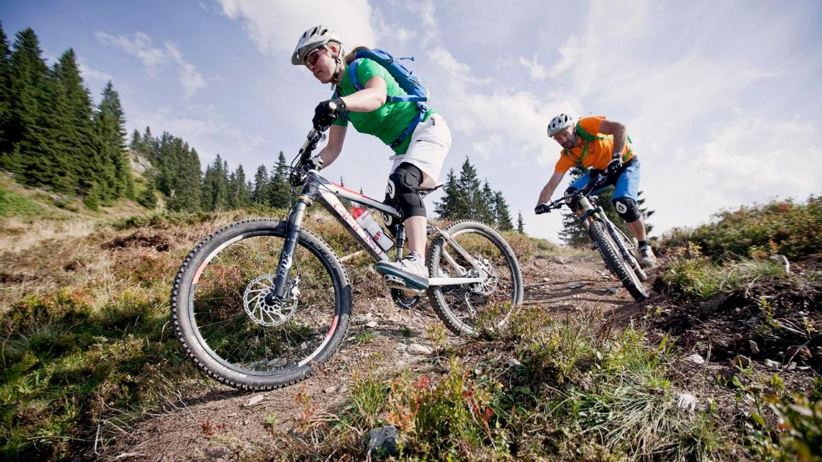 La Bike Academy de Kirchberg est la première du genre : elle offre la possibilité de se perfectionner à VTT lors d'entraînements à la conduite, d'excursions et de stages., © Bergbahn AG Kitzbühel