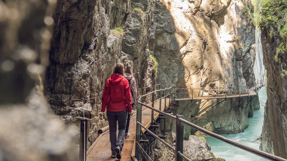 Il y a là vraiment de quoi se faire un film : dans les « gorges aux esprits » de Leutasch, tout tourne autour des lutins, des nains et, avant tout, du fantôme des gorges. Le long des trois kilomètres du chemin de l’esprit des gorges, on explore son univers et on découvre une cascade spectaculaire de 23 mètres de haut., © Region Seefeld