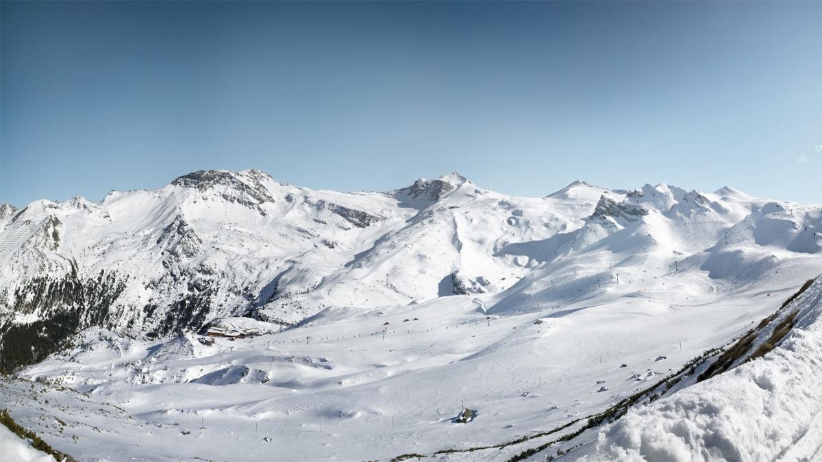 Avec les domaines de sports d’hiver de Ski Zillertal 3000 et du glacier de Hintertux, la vallée est dotée de deux arènes de ski d’importance. Si le premier se démarque par son offre particulièrement vaste de pistes de ski, le second est tout simplement le seul domaine skiable de glacier ouvert toute l’année d’Autriche., © Hintertuxer Gletscher