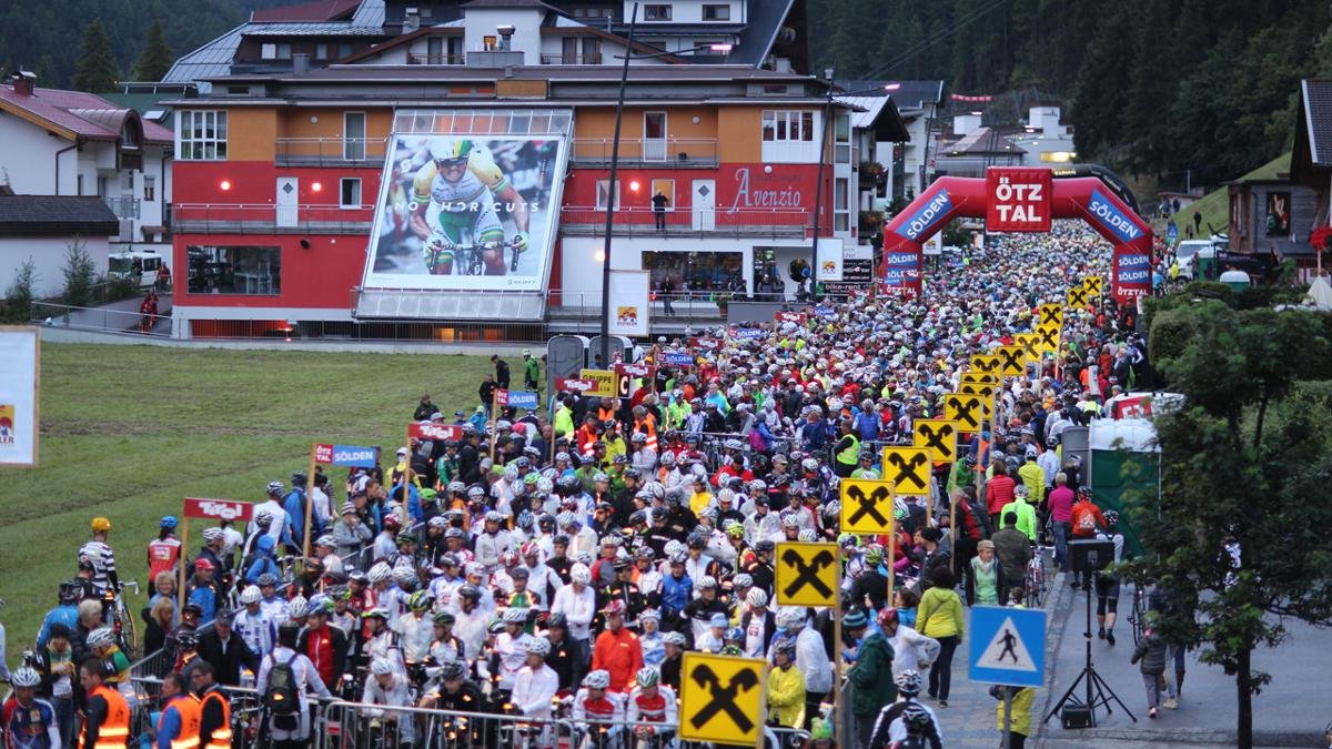 L’une des courses les plus dures et les plus prisées des amateurs et semi-amateurs de cyclisme sur route commence et se termine à Sölden. Les participants du marathon de l’Ötztal doivent surmonter 5 500 mètres de dénivelé et un parcours de 238 kilomètres., © Ötztal Tourismus/Ernst Lorenzi