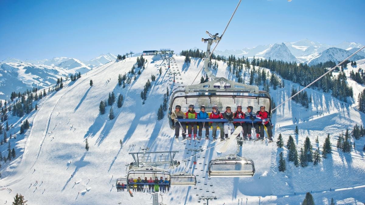 Une navette gratuite vous emmène depuis Kufstein directement au domaine skiable SkiWelt Wilder Kaiser. C'est l'un des plus grands d'Autriche ! Cinq autres domaines, plus petits, font aussi le bonheur des familles et des débutants., © Bildarchiv SkiWelt