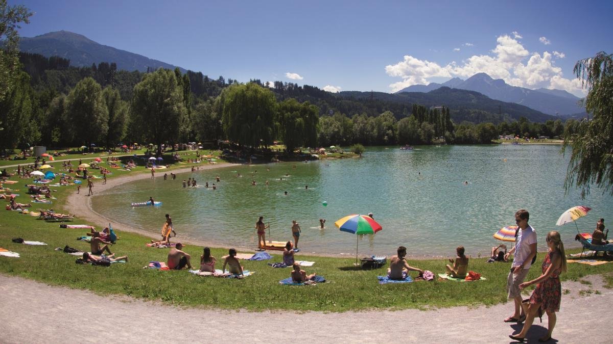Partir pour de courts séjours dans le Sud ? Avec le Baggersee, Innsbruck dispose d’une alternative bien moins onéreuse. Les dimanches d’été, ce lac dans la ville fait la joie de toutes les générations., © Innsbruck Tourismus