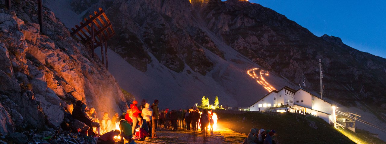 Les feux du solstice d'été sur la Nordkette qui domine Innsbruck, © Innsbrucker Nordkettenbahnen