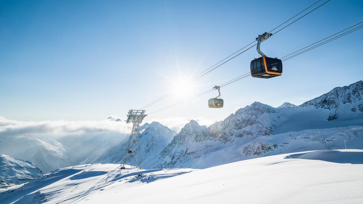 Plus on pénètre dans la vallée de Stubaital, plus les domaines skiables sont divers et variés. Il y en a quatre au total : Serlesbahnen, Schlick 2000, Elferlifte et, trônant tout là-haut, le Stubaier Gletscher. Là, l’enneigement est garanti d’octobre à juin – il faut dire que ce domaine skiable de glacier culmine à 3 210 mètres., © TVB Stubai Tirol/Andre Schönherr